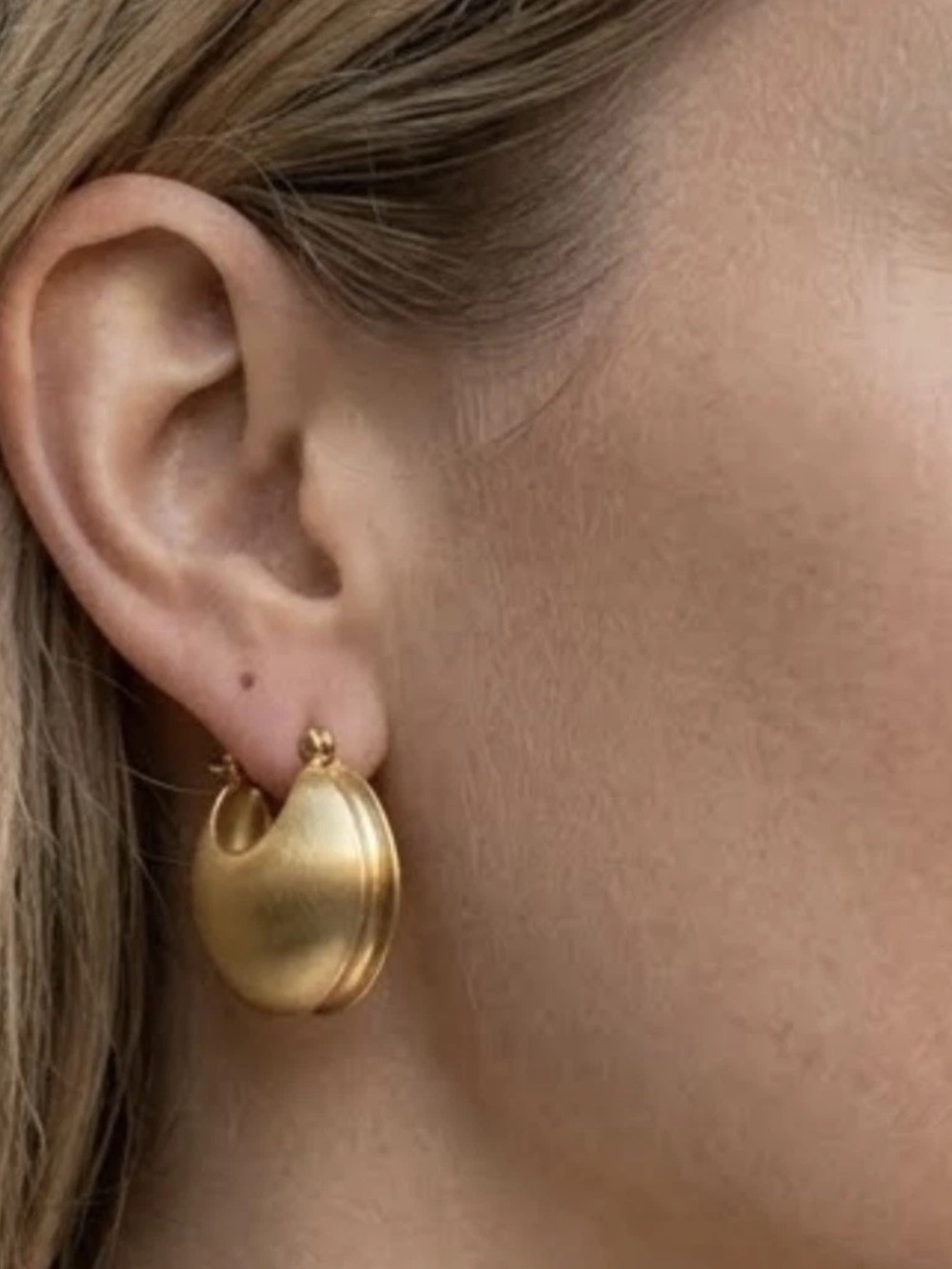 Elo7 Gold Electroplated Over Silver Chunk Half Moon Huggie Hoops Earrings
